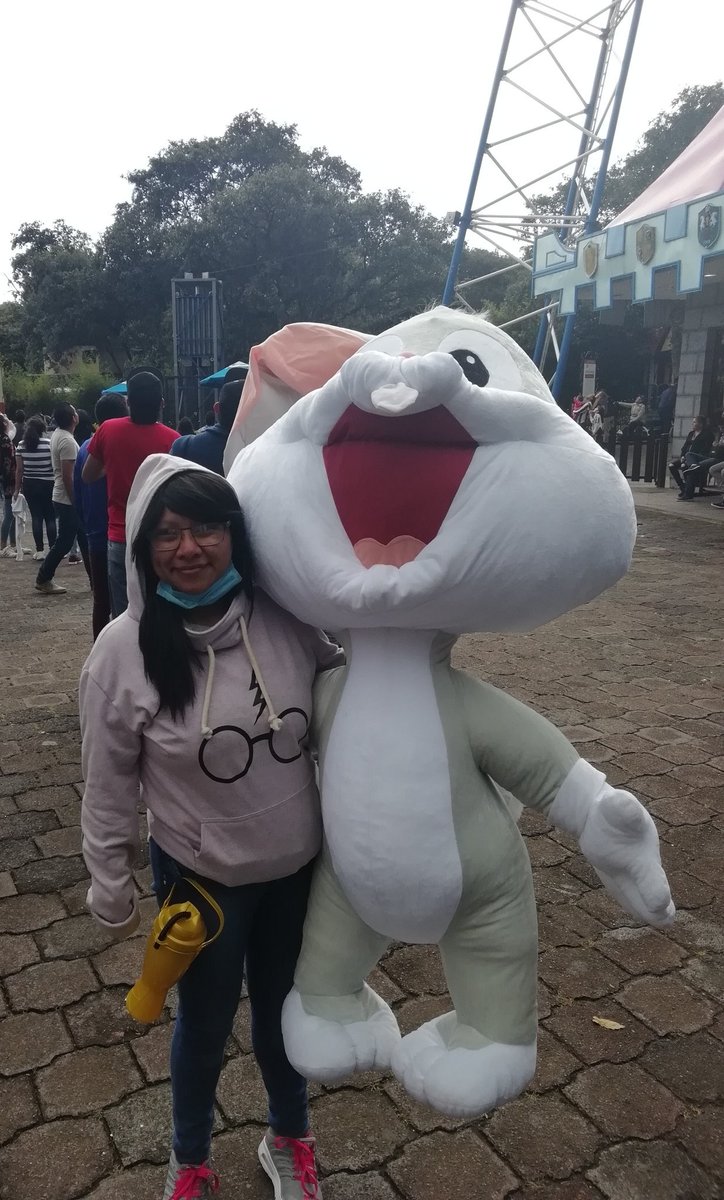 Erii8ka's tweet photo. Enferma pero con toda la actitud👌🏻🐰🐇🐰🐇🐰 #bagsbunny #LooneyTunes #sixflagsMx https://t.co/qiTRmfV6XN
