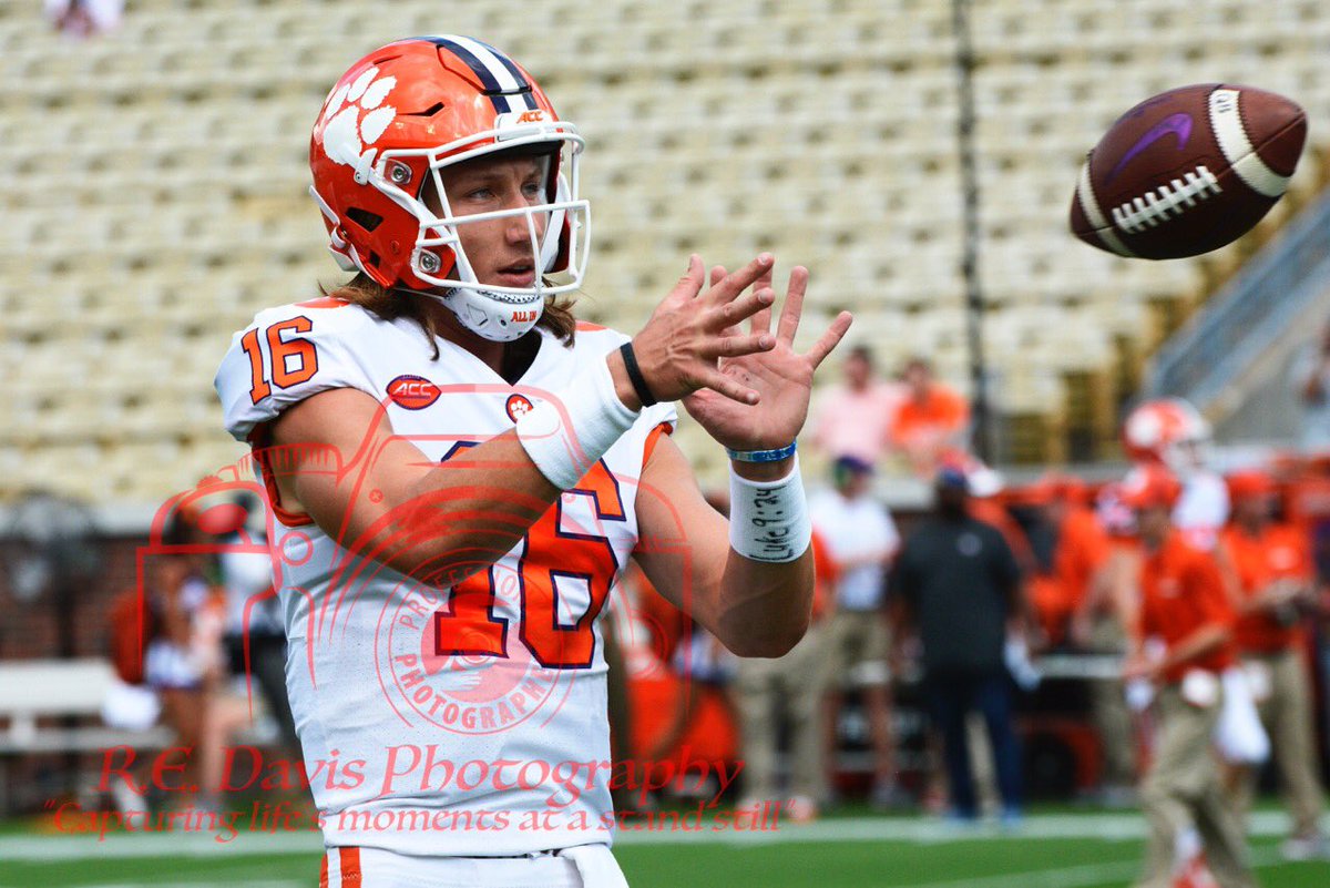 redavis36's tweet photo. Read the wrist band, not on his wrist but in your Bible! #SaveItNow ⁦@Trevorlawrencee⁩ ⁦@mahone_derrick⁩ ⁦@coachhiggy⁩ ⁦@ClemsonFB⁩ https://t.co/gP0nxpb0d0