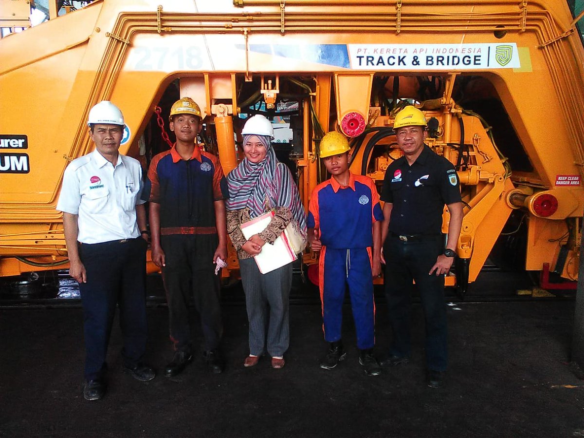 TWK_WIN's tweet photo. Ibu Titiek Wintri Komaliah, S.Pd Kunjungan monitoring ke BALAI YASA DAOP III CIREBON PT Kereta Api Indononesia ( Persero )... Bersama Mempersiapkan Generasi Muda yang Siap kerja dan manusia berkarakter dalam Praktek Kerja Industri 2018... Selalu Semangat, Bekerja dengan Hati.... https://t.co/f7p4BQWe82