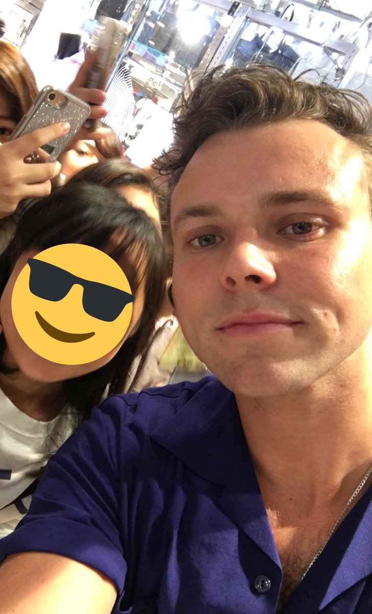 fallfromcal's tweet photo. 2018 has been a very rough year for me, but 5sos made August the best month of my life.

I showed my mum my photos with 5sos and she said to me, “This is probably the brightest you’ve smiled this year”.

Thank you for bringing light into my life🥀🖤

@5SOS https://t.co/DLlugWD8WD
