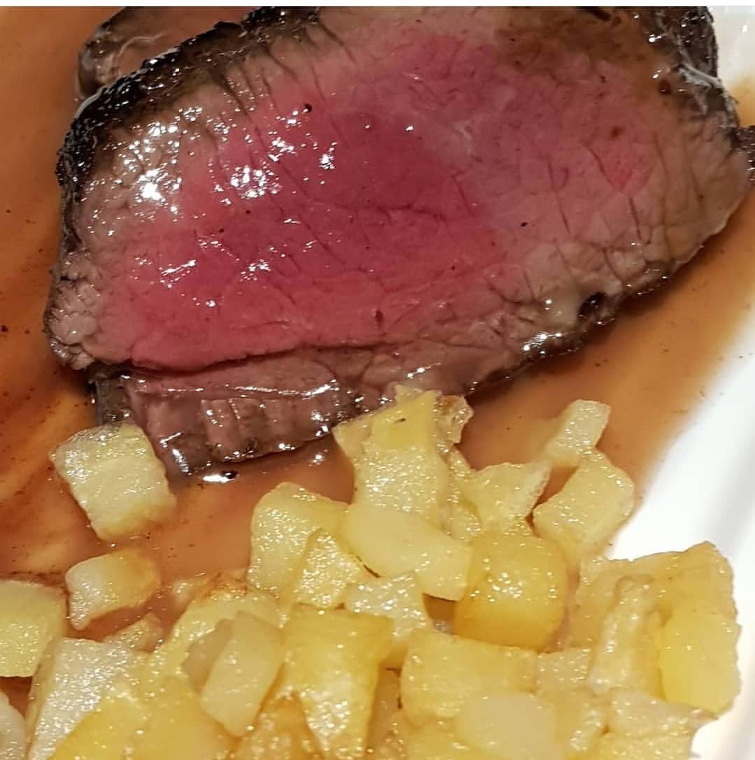 cocinandocaza's tweet photo. #CocinandoCaza #PeñaDelCorzo #MaluviaRestaurante
"Aniversario de la Peña del Corzo!!
'Lomo de venado al vino tinto con lombarda y patatas' 🦌"
#ParaChuparseLosDedos #LujoDeCompañeros #MaluviaMola #SomosDeCaza #CarneDeCaza #LaVerdadDeLaCaza #comoloquecazo #ASusPiesChef #Lujo https://t.co/rWCtBxrUiD