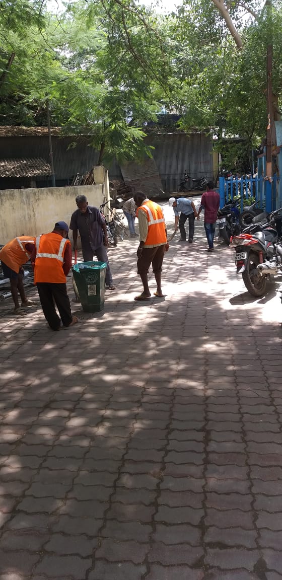 drmsecunderabad's tweet photo. #Swatchparisar cleanliness drive inhouse at #SeniorsectionEngineeringworks office by supervisor and staff at Hyderabad station. https://t.co/y6y1WEBiIU