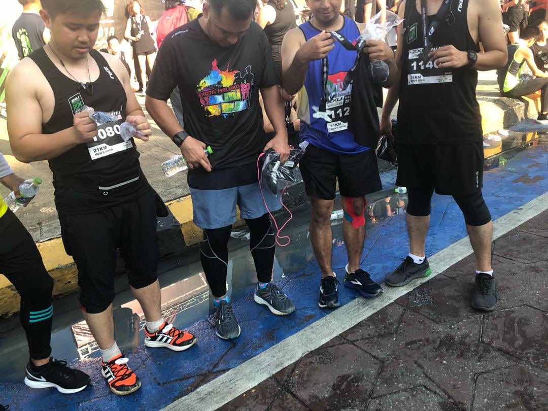 FakeLecturer's tweet photo. Bila kau disrespect the distance (read: tak prepare training cukup2) memang penderitaan dia lain macam nak habiskan 21km tu. Elevation kat Bukit Tunku tu memang jahat gila! ๐ญ #2xucompressionrun2018 https://t.co/IK1ZwS4kPI