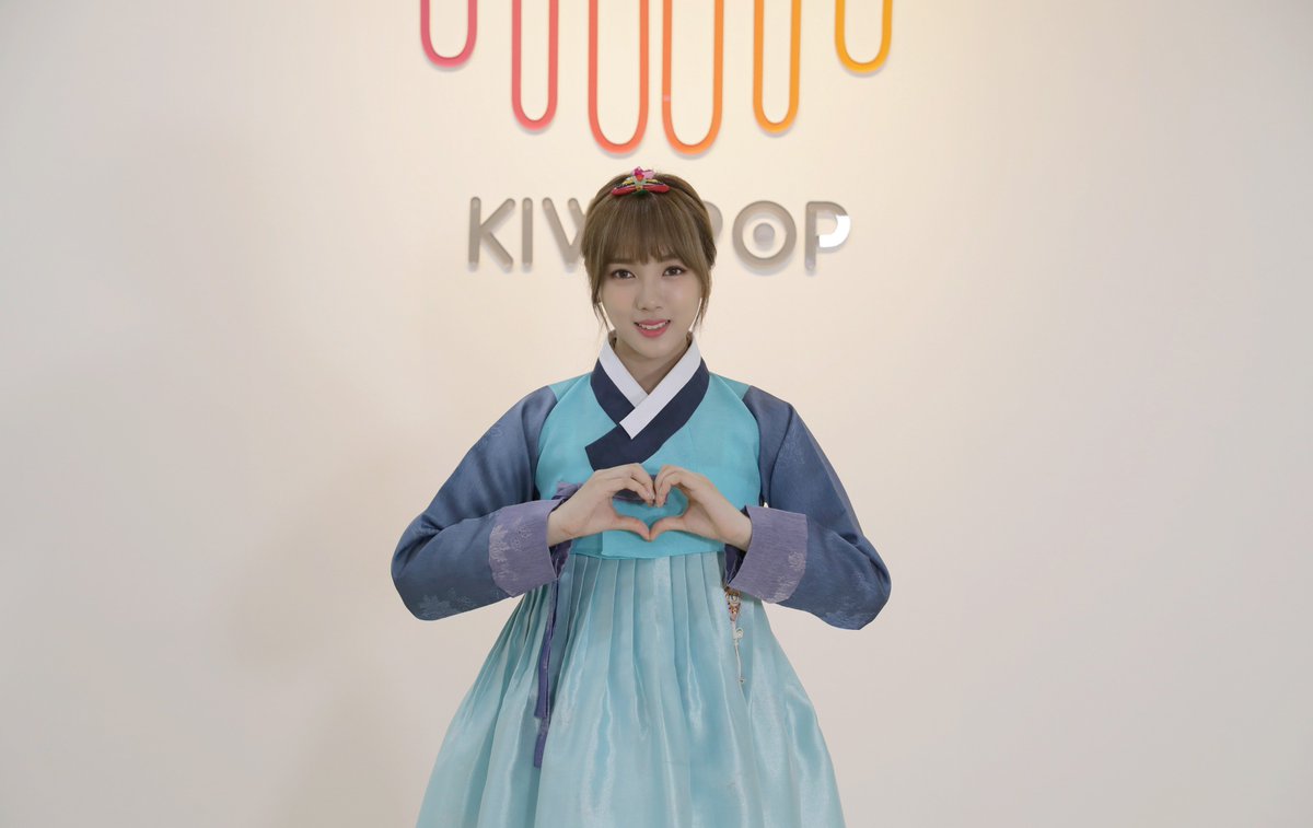 official_GWSN's tweet photo. 2018 GWSN Chuseok Photo! 공원소녀와 풍성한 한가위 되세요:-)
2018 GWSN Chuseok Photo! Have a great Chuseok holidays with GWSN:-)

#소소 #서령 #서경 #공원소녀 #Soso #Seoryoung #seokyoung #GWSN https://t.co/94BXOIRf8L