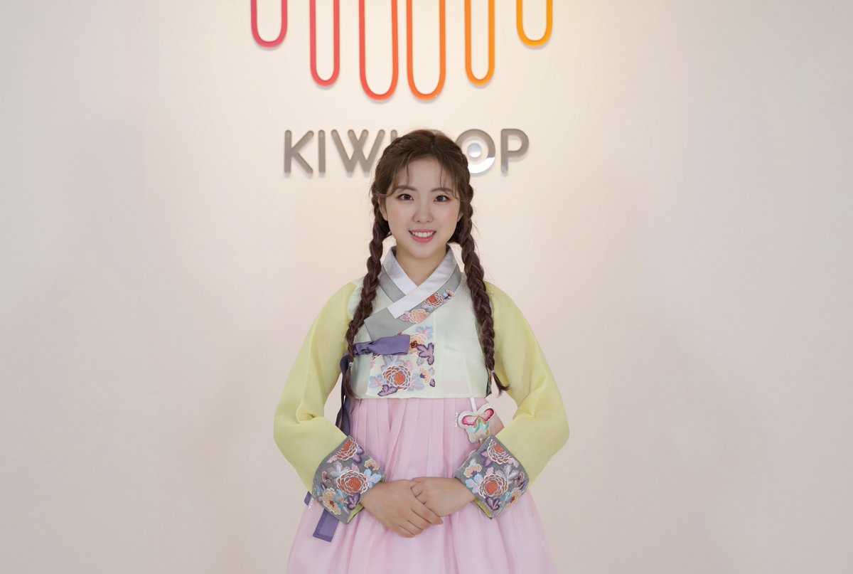 official_GWSN's tweet photo. 2018 GWSN Chuseok Photo! 공원소녀와 풍성한 한가위 되세요:-)
2018 GWSN Chuseok Photo! Have a great Chuseok holidays with GWSN:-)

#소소 #서령 #서경 #공원소녀 #Soso #Seoryoung #seokyoung #GWSN https://t.co/94BXOIRf8L