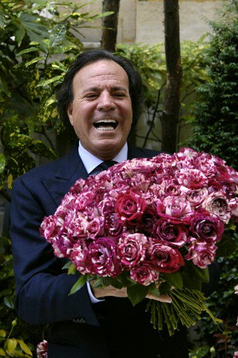 agentia_rador's tweet photo. PORTRET: Julio Iglesias – eternul latino-lover, veşnic îndrăgostit, artistul cu o viaţă trăită la superlativ https://t.co/b6oiCYPIL3 https://t.co/w2kEqbpxRi