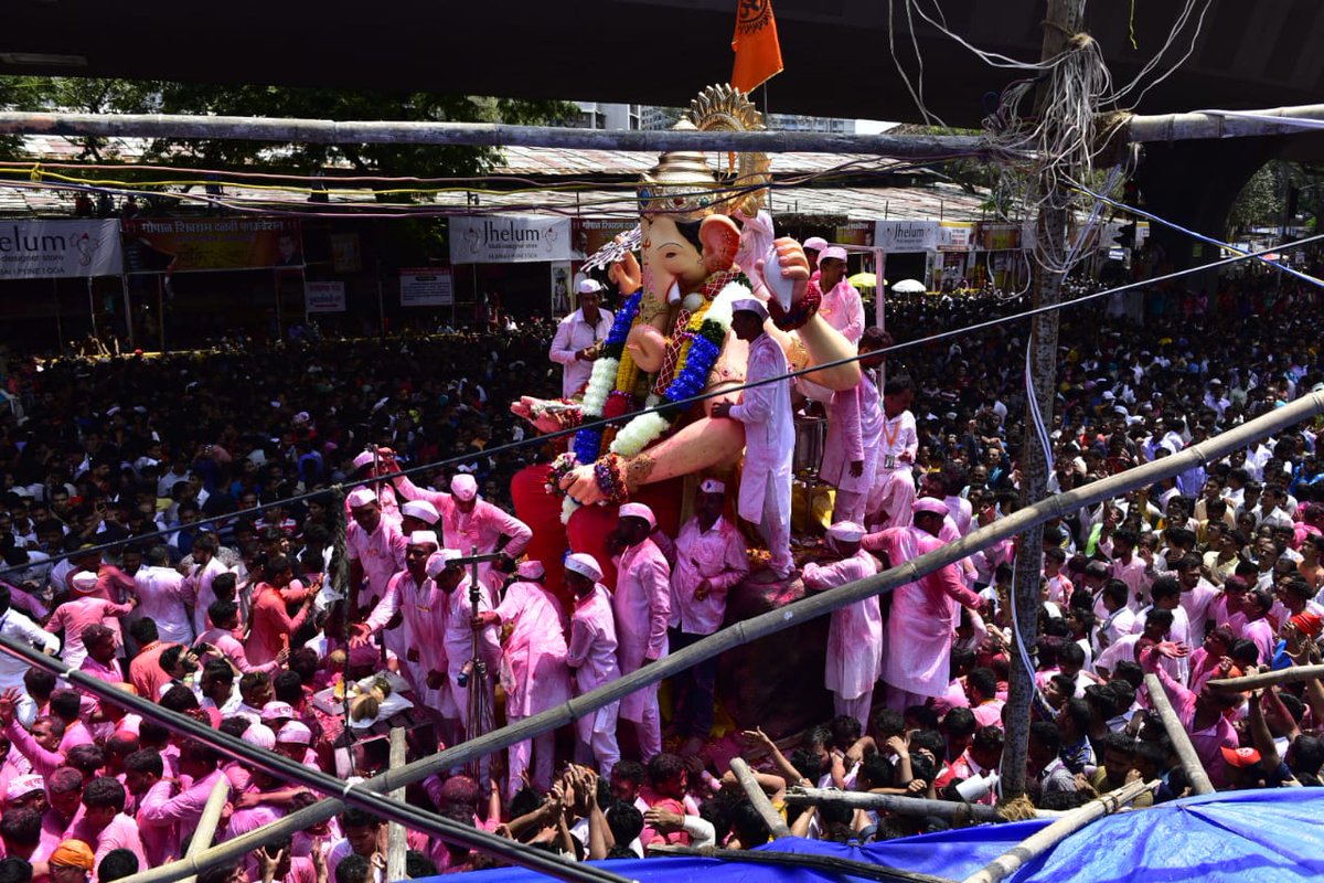 htTweets's tweet photo. #HTPhotos | #GaneshVisarjan ceremony | Crowd at religious procession during Ganpati Visarjan ceremony at Lalbaugcha Raja in Mumbai on Sunday. https://t.co/2TUytKE2GM