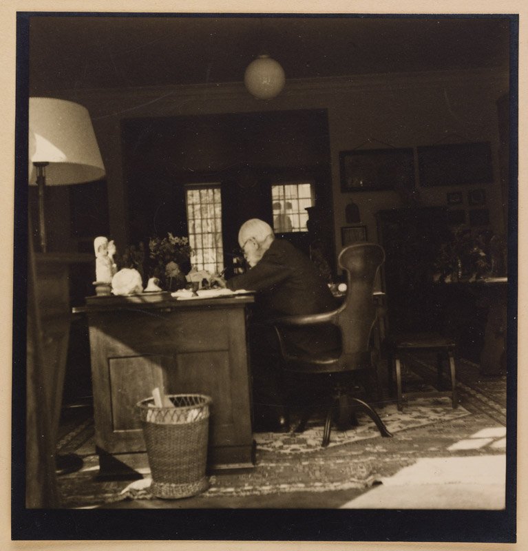 FreudMusLondon's tweet image. #OnThisDay in 1939 Sigmund Freud died at Maresfield Gardens in London. Having fled Nazi-occupied Austria the previous year, he quietly slipped away on a couch in his study surrounded by his beloved family, antiquities and books.