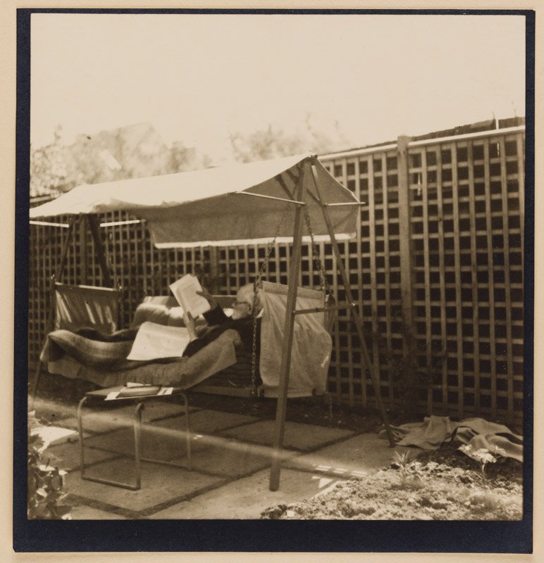 FreudMusLondon's tweet image. #OnThisDay in 1939 Sigmund Freud died at Maresfield Gardens in London. Having fled Nazi-occupied Austria the previous year, he quietly slipped away on a couch in his study surrounded by his beloved family, antiquities and books.