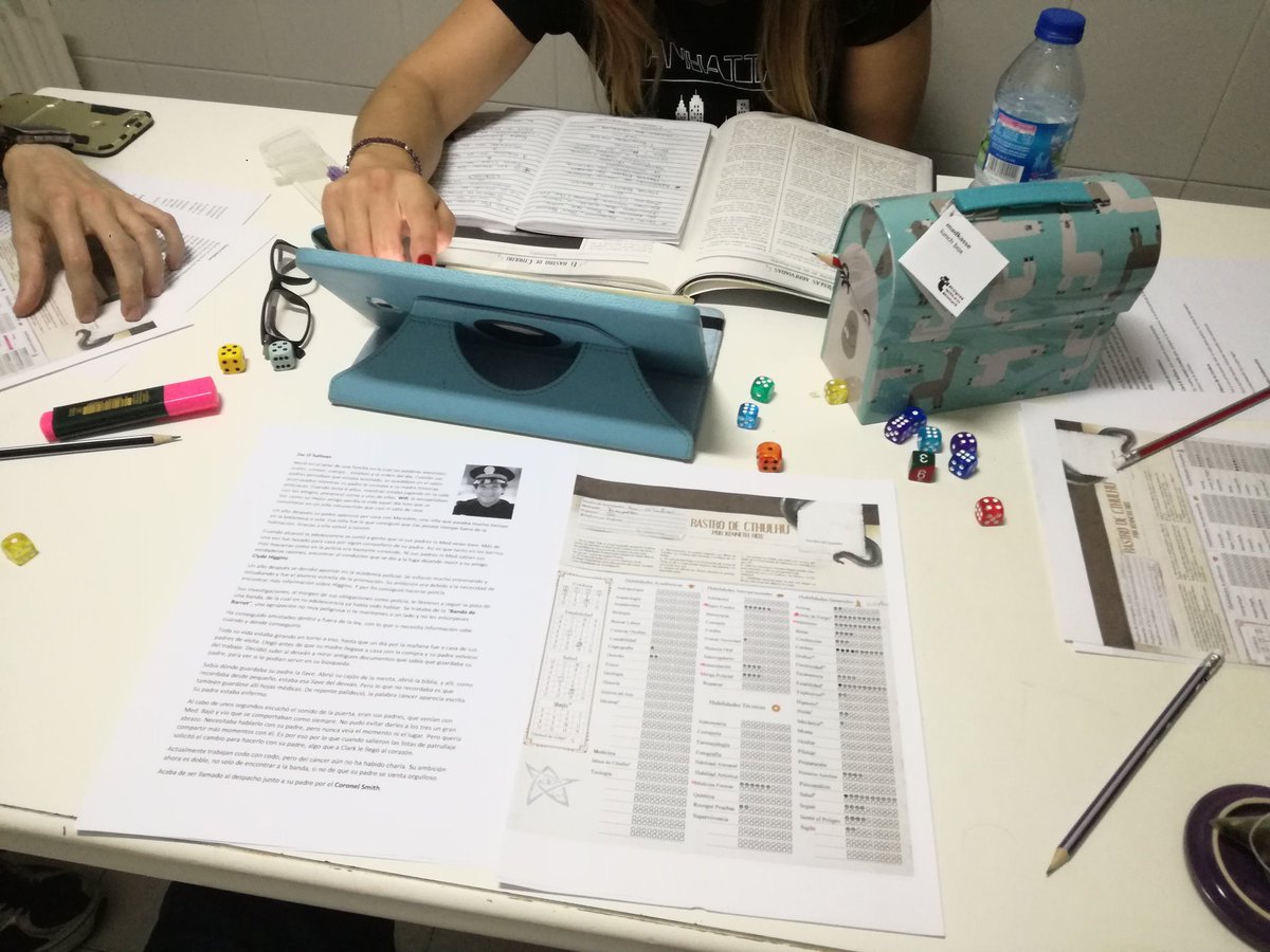 MsBlueDice's tweet photo. Ayer tras dirigir por primera vez #Cthulhu me quedé con mal cuerpo por tener que hacer un corte, porque se nos iba la hora y no daba tiempo a acabarla el mismo día. Y claro, finalizar la primera sesión así pues no me dejó agusto. Si, mi estuche es de alpacas 😂#BabyMaster #rol https://t.co/aE9bL3pksW