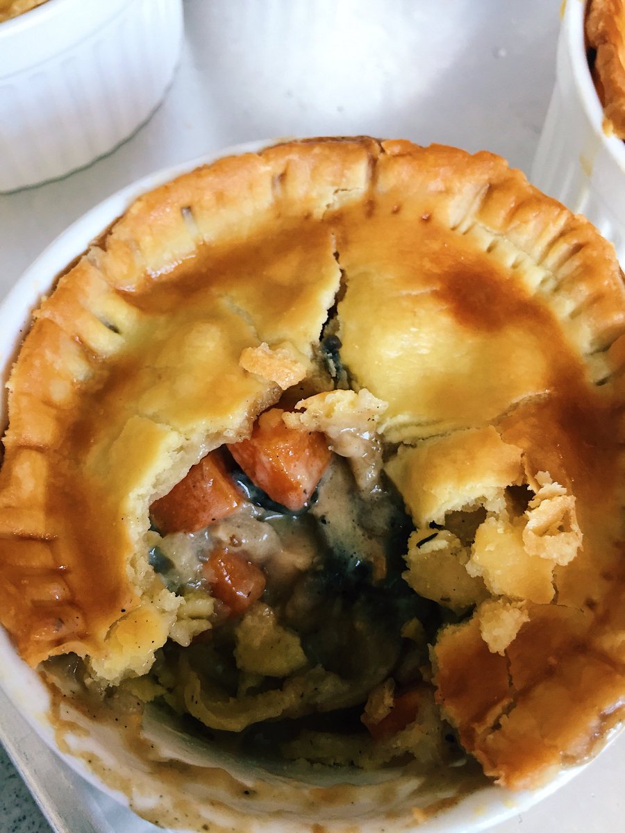 veron_lee's tweet photo. Homemade chicken and mushroom pie for Sunday lunch #homemade #pastry #chickenandmushroompie #bakeboss #domesticgoddesswannabe #ramekins #SundayFunday #foodpics #cooking #nomnomnom #foodie https://t.co/ElNA44cn3p