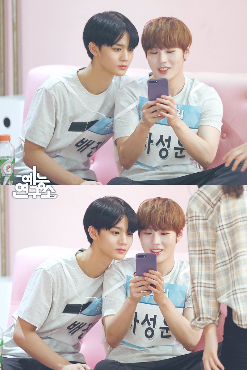 MBC_entertain's tweet image. &quot;워너블 아육대짤 얼만큼 기다렸어?&quot;
&quot;1분&quot;
&quot;거짓말!&quot;
&quot;5분&quot;
&quot;연구원이 바보야?&quot;
&quot;신호등이 1787번 바뀔 동안..&quot;
#2018아육대 #아육대 #워너원 #하성운 #배진영 @WannaOne_twt