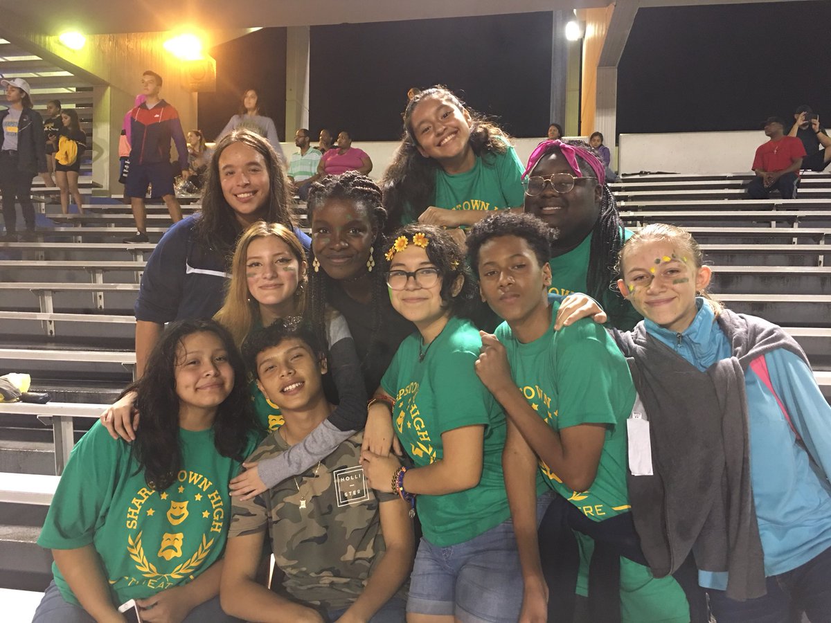 SHS_Theatre's tweet image. #SharpstownTheatre had a blast tonight cheering our football team and announcing the half time show!!! Our Theatre spirit squad is called #TheOracles !!! Great seeing our awesome organizations like @sharpstownband , @apolloqueensdance , and our Cheerleaders!!! Way to go Apollo’s!