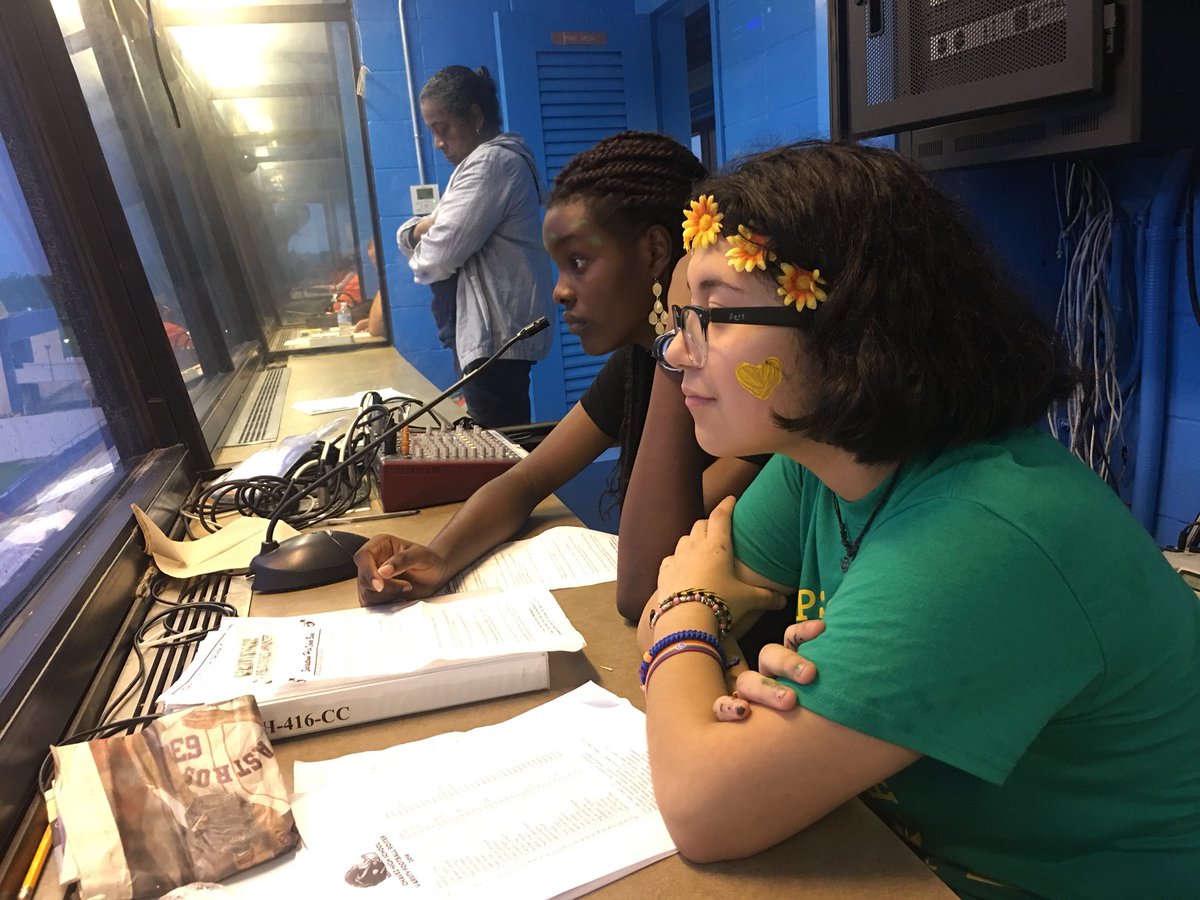 SHS_Theatre's tweet image. #SharpstownTheatre had a blast tonight cheering our football team and announcing the half time show!!! Our Theatre spirit squad is called #TheOracles !!! Great seeing our awesome organizations like @sharpstownband , @apolloqueensdance , and our Cheerleaders!!! Way to go Apollo’s!