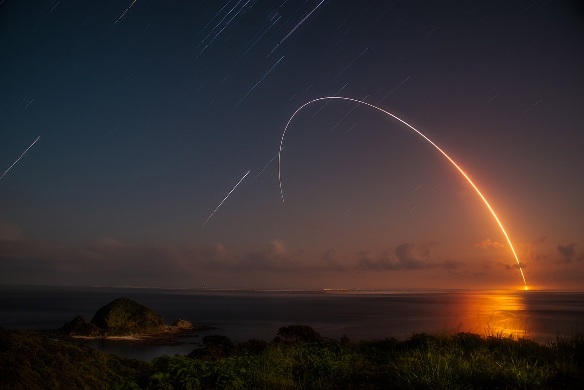 ta6825photo's tweet photo. ·
     Lift off
                    ·

初めてロケットの打ち上げを撮りました https://t.co/q0HkYGOh6M