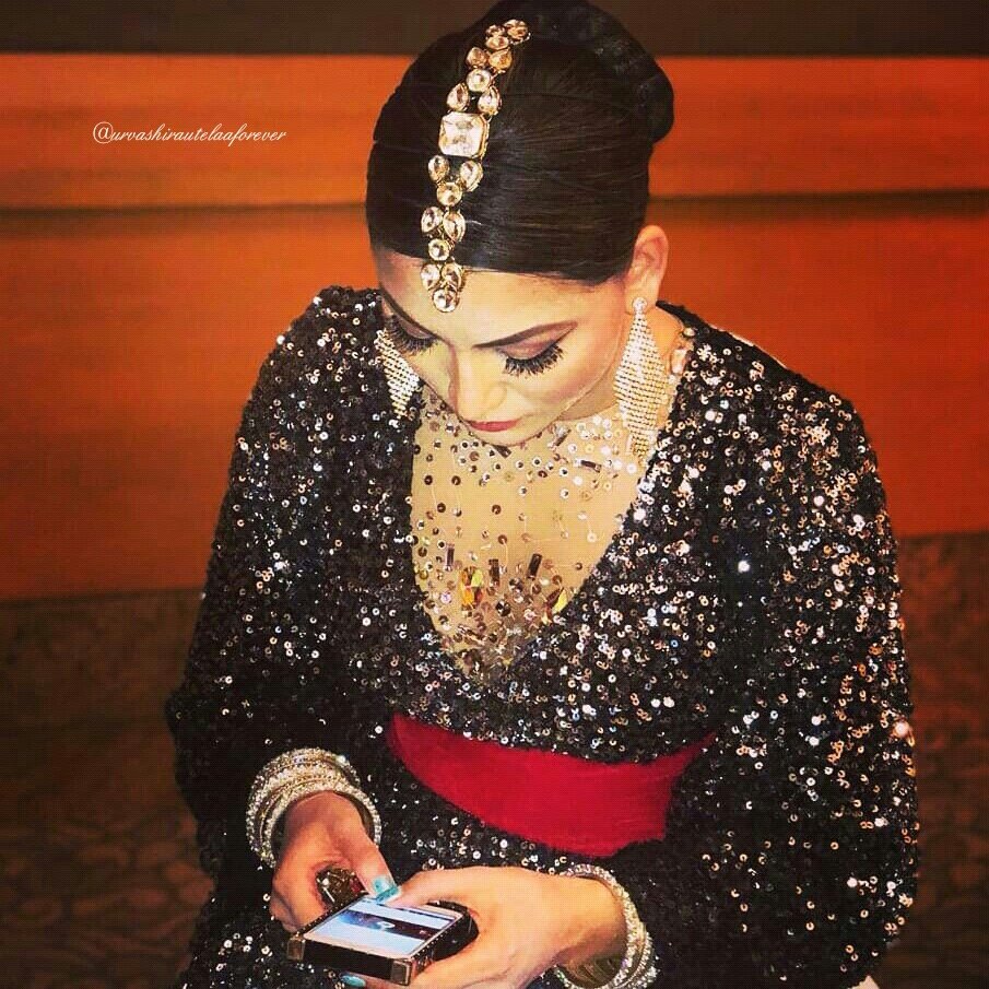 UrvashiRautelaM's tweet photo. Adorable 😇 #UrvashiRautela #fashiondiaries #Bollywood #BollywoodStars #fashion #fashiongram #style #love #fashionblogger #styleblogger #picoftheday #photography #photooftheday #styleoftheday #lookoflove #lookoftheday #smileoftheday #fashiooftheday #likeoftheday https://t.co/5CHujy72kn