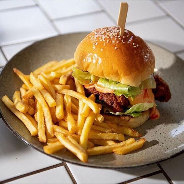 | Fried Chicken Burger |
.
Southern fried chicken on a garlic bread brioche bun and buffalo aioli
📷 // @morgansette ift.tt/2xJsW6n