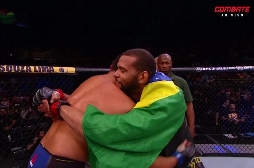combate's tweet photo. Que BATALHA esses caras protagonizaram! 👏👏👏 #UFCSPnoCombate https://t.co/ktkTe2jCke
