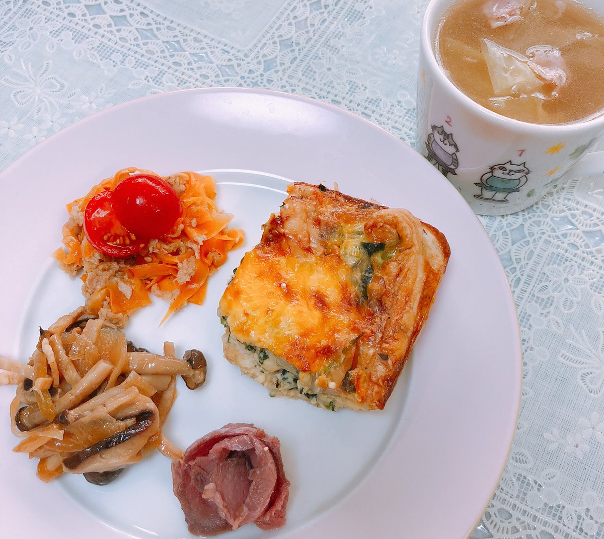 黒沢美怜 今日のおかんの昼ごはん キッシュ焼いたからおしゃカフェ風ワンプレートに おかんの一言 わたしサラダ食べたいのよね ふん 最近めっきり料理モードです 波があるのよね くろめし 自炊 料理 料理女子 簡単 レシピ