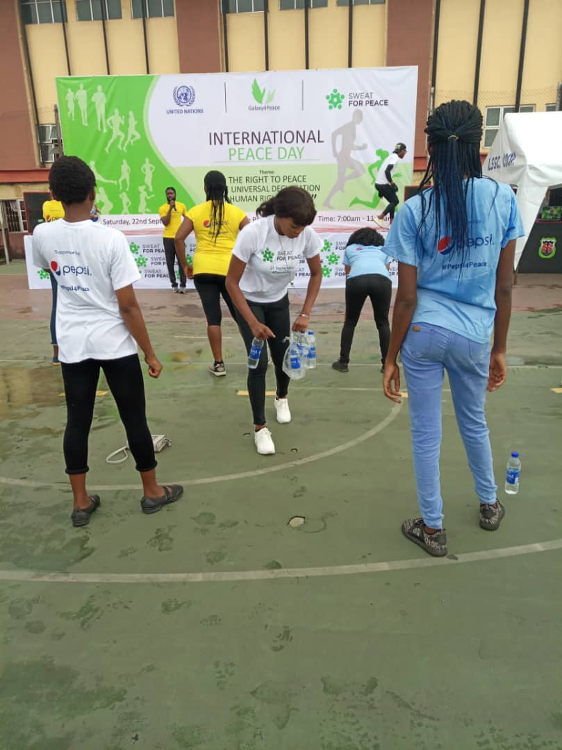 davidson_500's tweet photo. It was an awesome moment for me and my team @WeVo_5 to volunteered for @galaxy4peace to observed @PeaceDay.
#Galaxy4Peace #Sweat4Peace2018 #volunteer #volunteering #youth #leadership #leader #weengaged #weimpact #webuild #peaceday2018 #peaceday #volunteers #professionals https://t.co/H9nQaslE7h