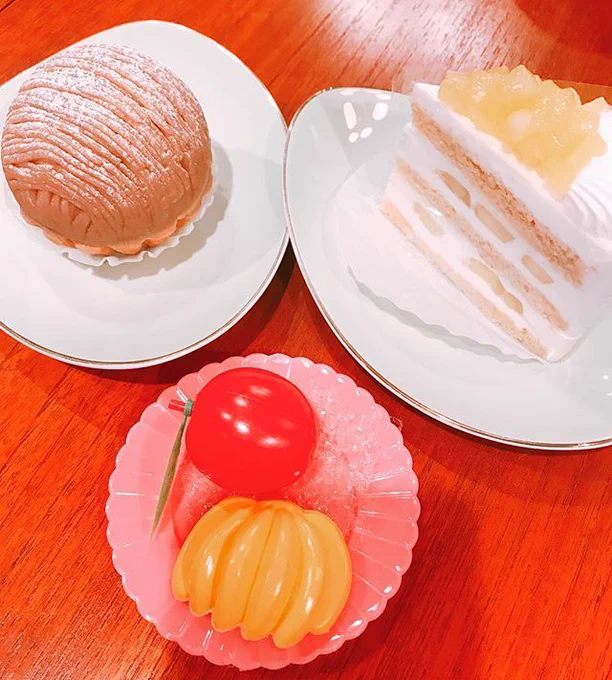 昨日は友人と娘ちゃんと3人でまたミシン掛け。ネイビーの麻でものすごく簡単なスカートを縫いました。これはおやつ。みんなでつつきました https://t.co/CIntlrxgUU 