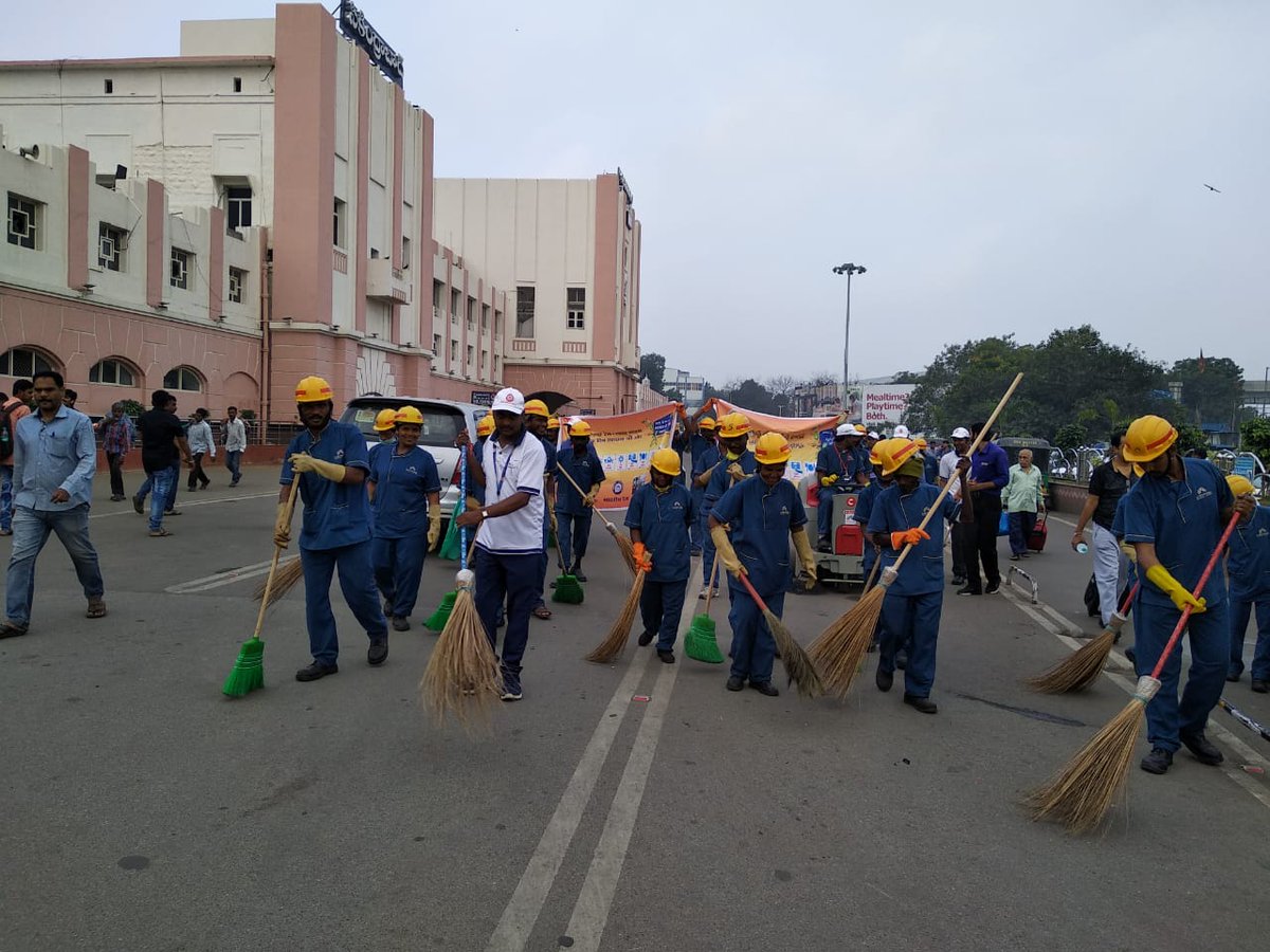 drmsecunderabad's tweet photo. #SWACHHPARISAR  #Secunderabad Railway Station #Plantation of tree by #StationDirector  #StationManager Gaz and intensive cleaning drive by Supervisors and staff https://t.co/yYzlSp8Zq3