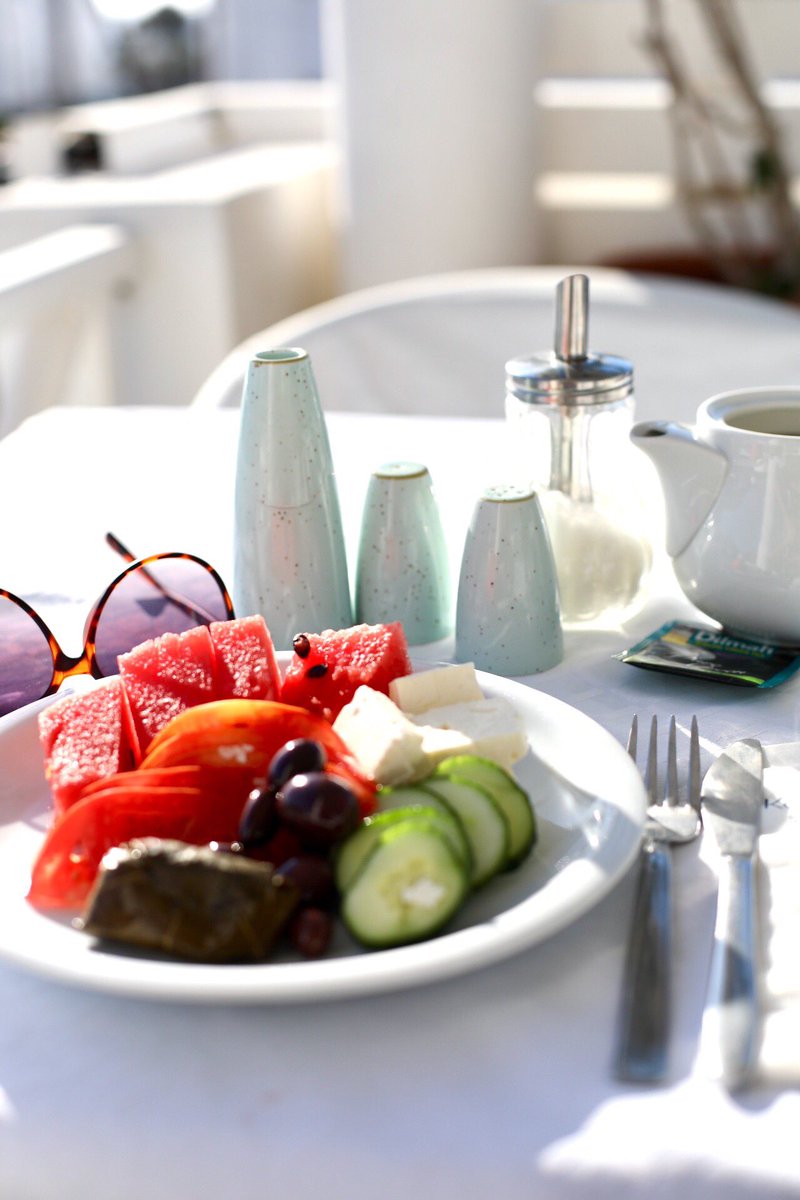 PureFoodTravel's tweet photo. Life is good in #Santorini. Kouros Village is a lovely hotel near Perissa Beach when you’re visiting this gorgeous island. More Greece: https://t.co/JPlYW7ms23 https://t.co/AI8u3vInid