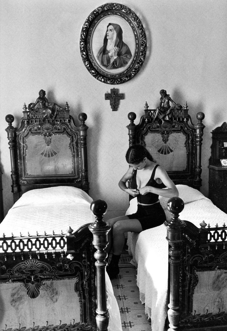Model: Marpessa Hennink
Agency : Dolce & Gabbana ( D&G )
Photographer : Ferdinando Scianna
Year : 1987, Sicily
#magnumphotos #marpessahennink #dolcegabbana #fredinandoscianna #fallwinter #fashion #model #photographer #blackandwhite #catwalkcontessa 
instagram.com/stolen_ph