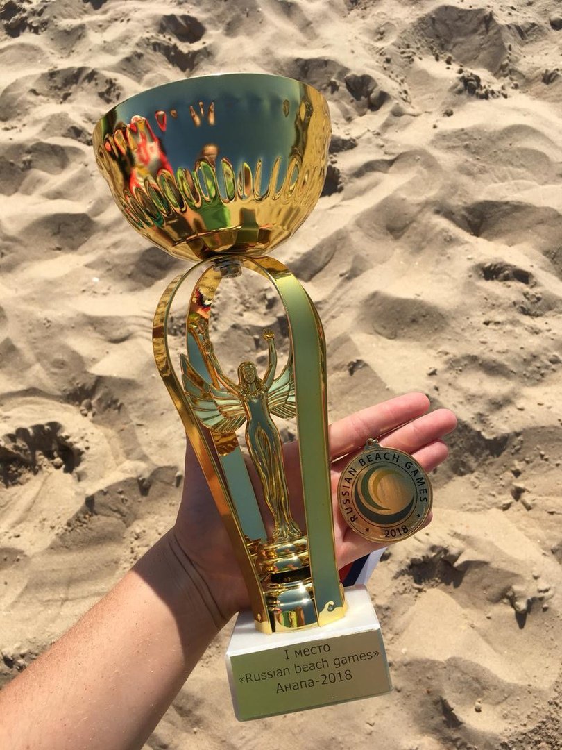 Неудержимая сборная Динского района!
К золотым медалям первенства России по регби-7 наши девочки добавили победу в Российских пляжных играх, которые проходят в Анапе! Поздравляем игроков и тренеров! Так держать!