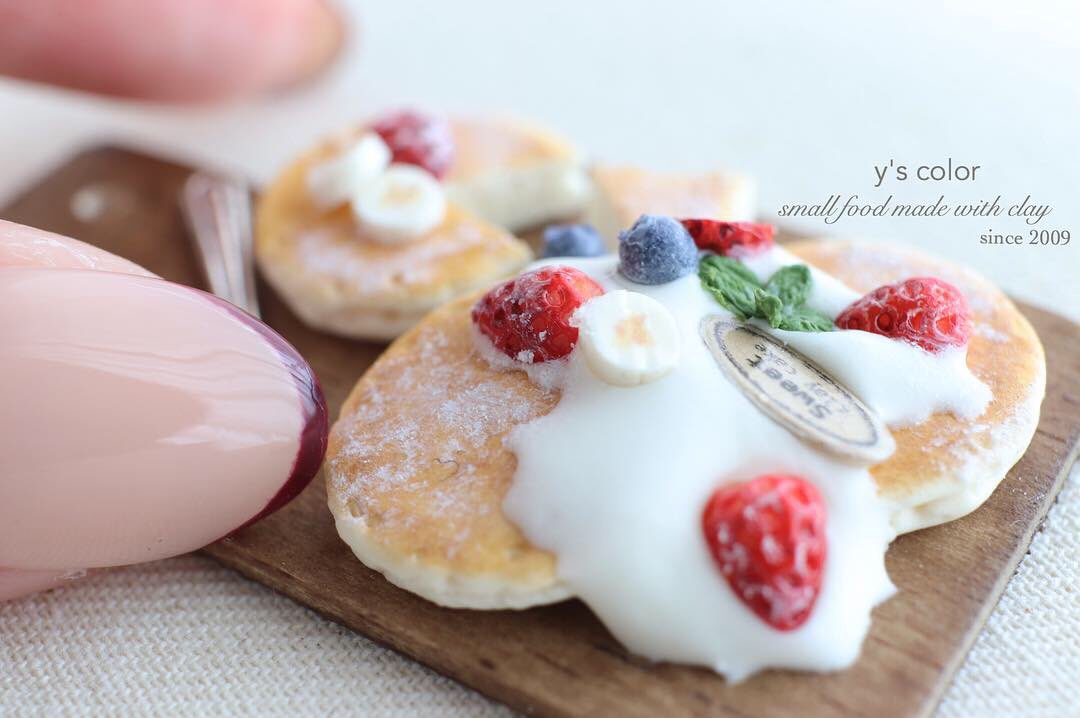 Y S Color 粘土で作る小さな食べ物 クリームandミックスフルーツ Miniature Pancakes ˆoˆ トッピング完了 乾燥中です 良い天気 ミニチュアスイーツ ミニチュアパンケーキ パンケーキ 樹脂粘土 ハンドメイド Yscolor クリーム