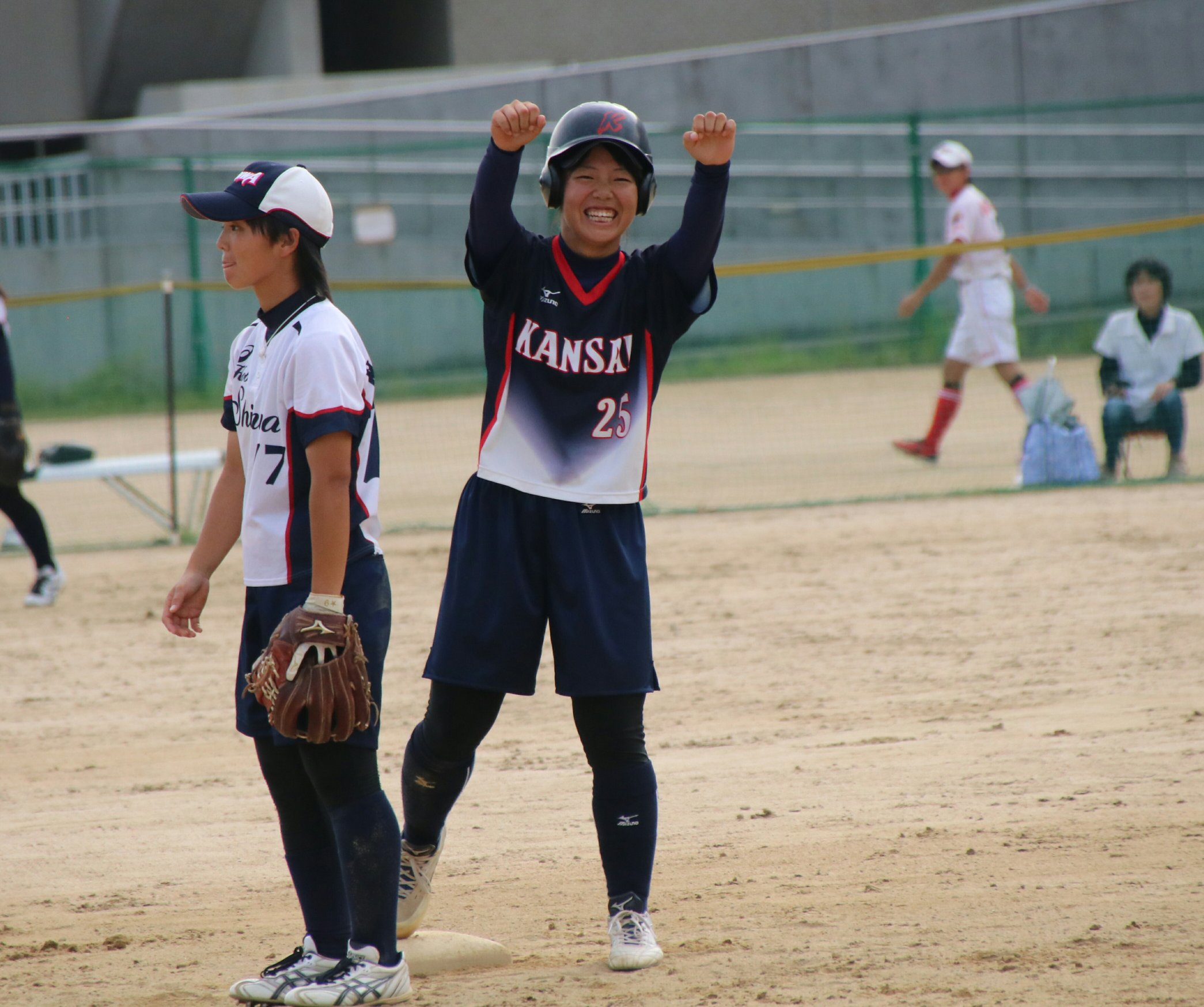 関大スポーツ編集局 ソフトボール女子 第50回秋季関西学生１次予選リーグ戦第４節 対神和大 於 大阪大谷大学グラウンド 関大 ０１１ １ ３ 神和大００２ ０ ２ ８番森が この日２本目のタイムリーを放ち 再びリードを奪う T Co