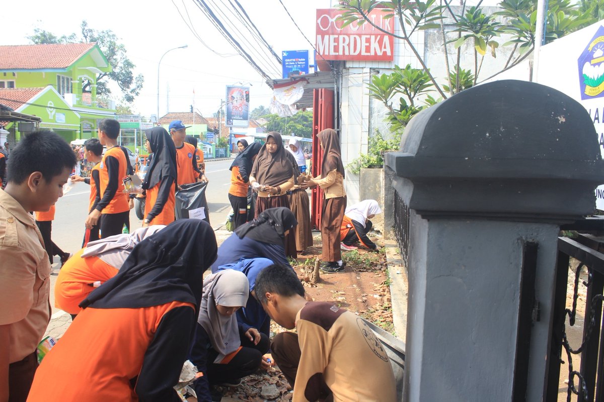 pagumalebak's tweet photo. Kegiatan Rangkasbitung Bebersih https://t.co/FybKWCI1pW