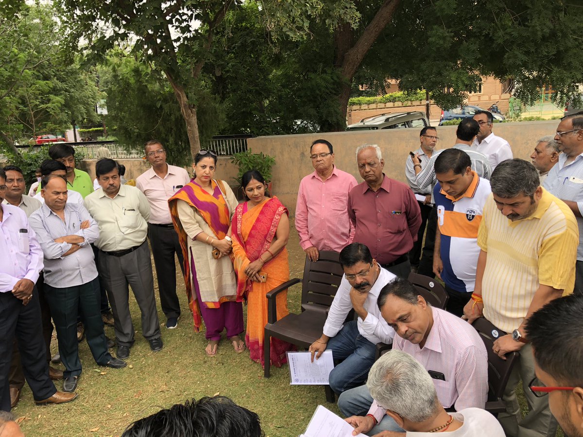 gssjodhpur's tweet photo. जोधपुर 
निवास स्थान पर जनसुनवाई करते हुए ... https://t.co/85hrp6x90F