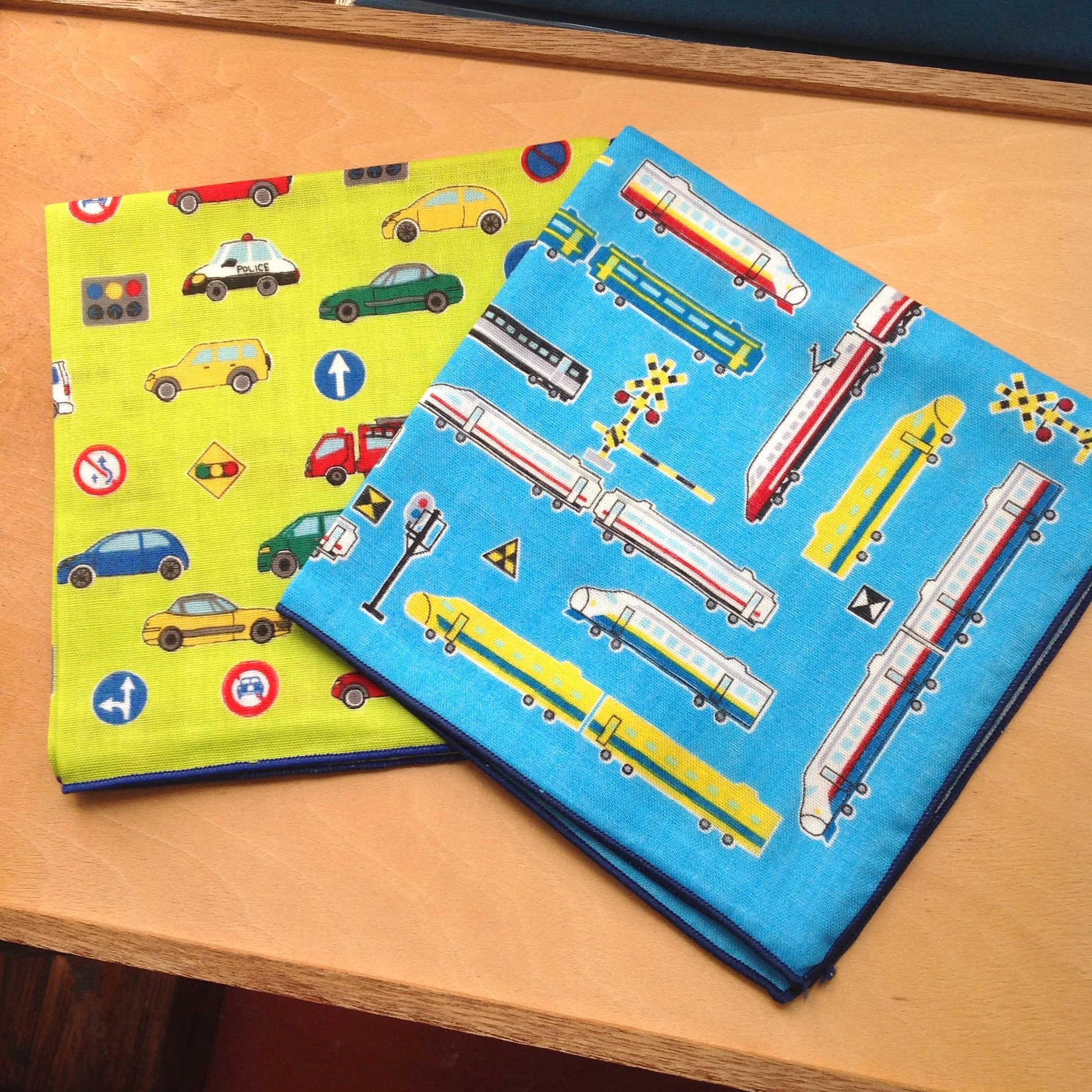 36 Sublo サブロ 店頭商品 新幹線とくるまのイラストがかわいいガーゼはんかちが入荷しました よくみると道路標識 や鉄道標識も描かれています 30cm 30cmとすこし小さめのサイズなので持ち歩きやすそうです 0 Tax T Co Oxlhrv9iyp