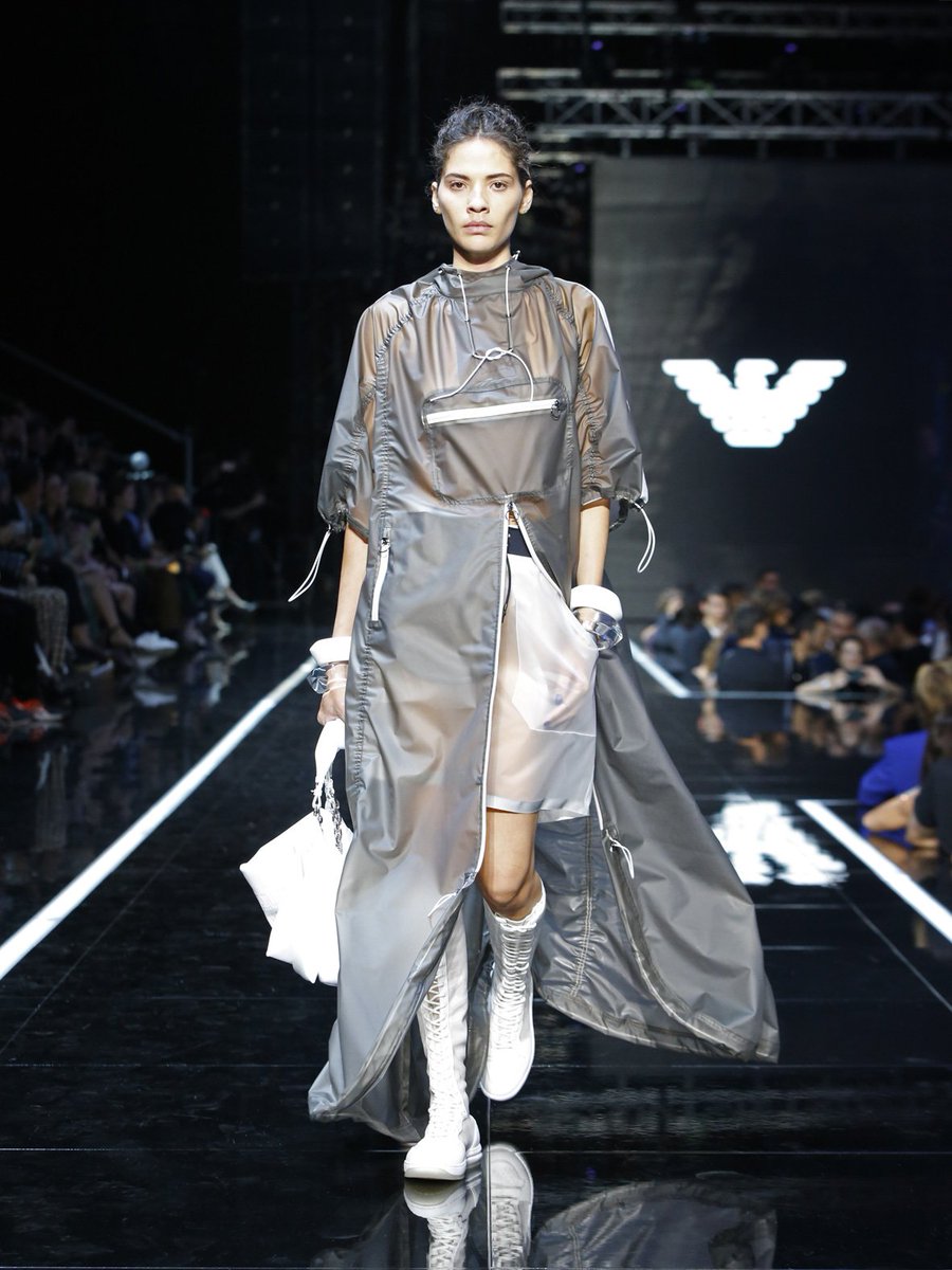 ARMANI_JAPAN's tweet photo. エンポリオ アルマーニ 2019 春夏コレクションー スポーティで軽やかなルックからショーがスタート。#EmporioArmani #EABoarding #mfw https://t.co/I3EGRGc8CI