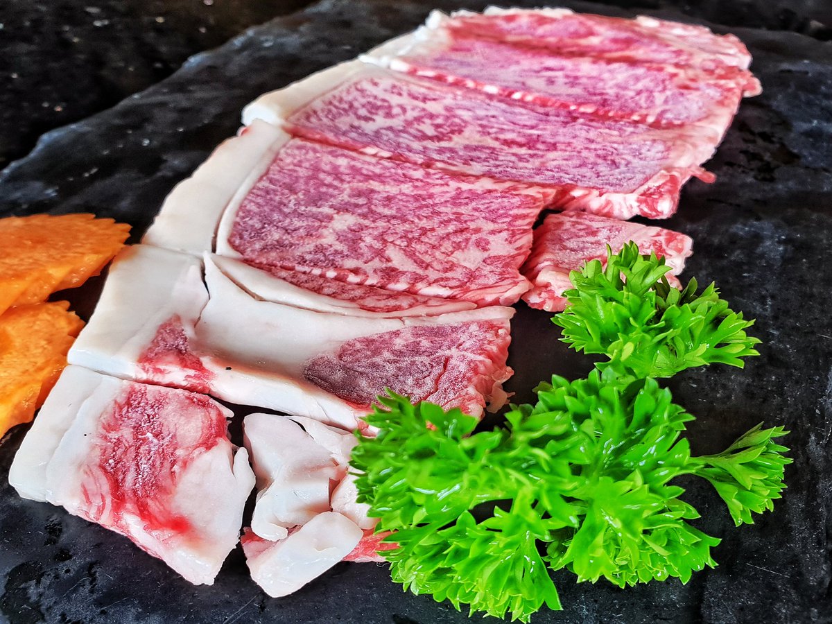 tunyatawee's tweet photo. เนื้อ A5 มันนุ่ม ละมุน ละลายในปากมาก ๆ 🥩 #monsterbeef #beeflover https://t.co/XathTb3TpE
