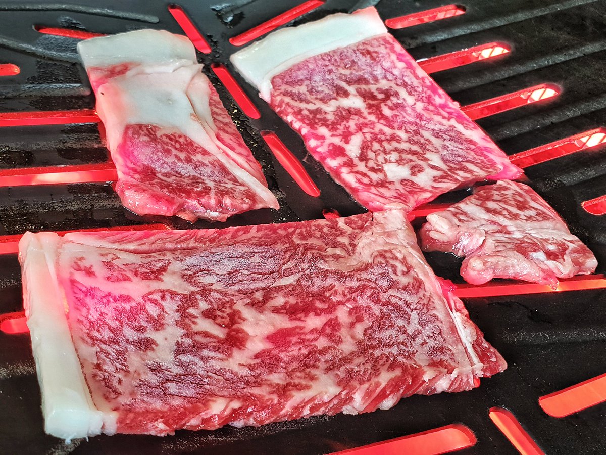 tunyatawee's tweet photo. เนื้อ A5 มันนุ่ม ละมุน ละลายในปากมาก ๆ 🥩 #monsterbeef #beeflover https://t.co/XathTb3TpE