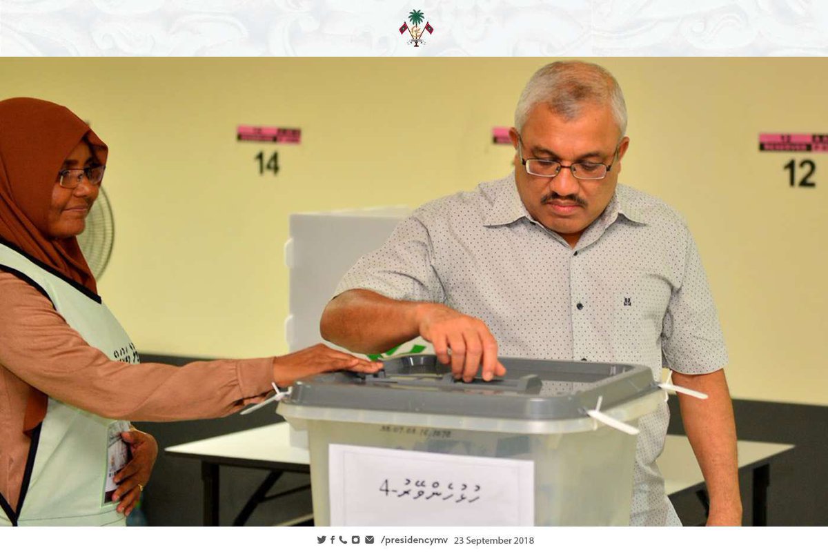 presidencymv's tweet photo. ރިޔާސީ އިންތިޚާބު 2018 ގައި ރައީސުލްޖުމްހޫރިއްޔާގެ ނައިބު ވޯޓުލައްވައިފި 
 https://t.co/0QvjswUKKz https://t.co/H7mHF9ljqq