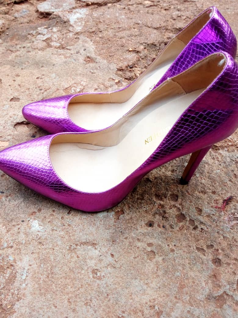 felixadvise's tweet photo. Ladies and outfits, Some friend here is not yet sure of whether this pair of "Kakondo shoes" are just fine for the #NilePicnicFiesta18 slated for 27th Oct. Any fashionita's out there, mutuyambe @TEMIMUTYABA @JoanneKyasimire @RytahUg @BiryomumaishoB @ https://t.co/DaGqmQmUkf