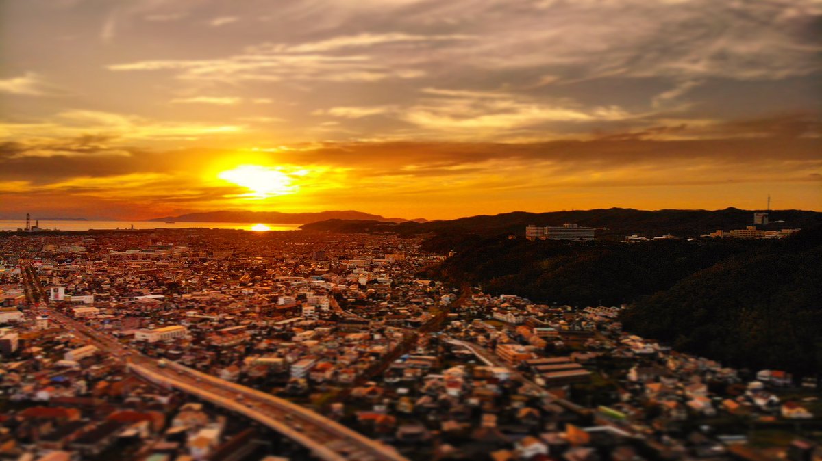 雨男 夕陽に照らされる街 ミニチュア風 昨日の写真よりもうちょっと高度があり 加太まで見えています 夕焼け 夕日 夕陽 Sunset Sunset Pics 夕焼け空 ドローン ドローン空撮 Dji Djimavicair Drone Dronelife Dronepilot Dronestagram