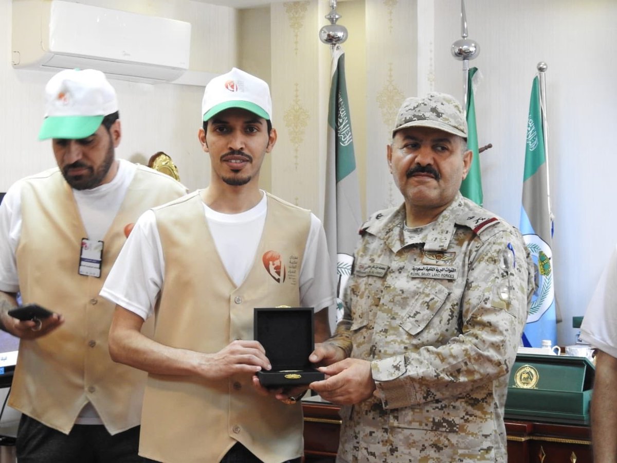 umr999's tweet photo. شرف عظيم وسعادة لا توصف أن أشارك في #اليوم_الوطني88 وأكون في #الحد_الجنوبي للتشرف بلقاء جنودنا البواسل المرابطين .. #للمجد_والعلياء88 وحفظ الله هذا الوطن وأدام عزه وأمنه ونصره 🇸🇦🇸🇦🇸🇦🇸🇦🇸🇦 #السعودية https://t.co/bBtaQNs7es