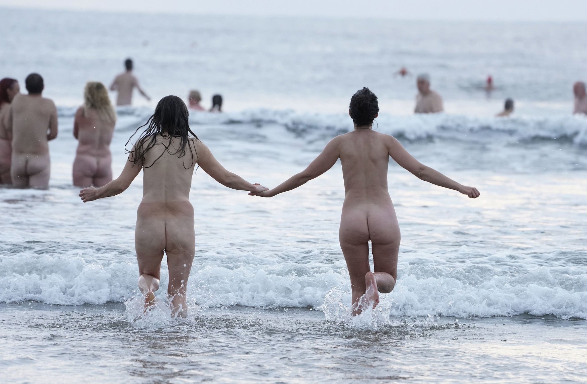 Daily Star na Twitterze: "Hundreds strip NAKED for annual skinny dip i...