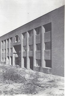 El cambio de nombre se produjo oficialmente por una orden ministerial de 20 de marzo de 1986 .IFP Tierno Galván .
En ella se puso la mítica frase del viejo Profesor: “Es menester"
educacion-orcasur.blogspot.com/2017/01/de-com…