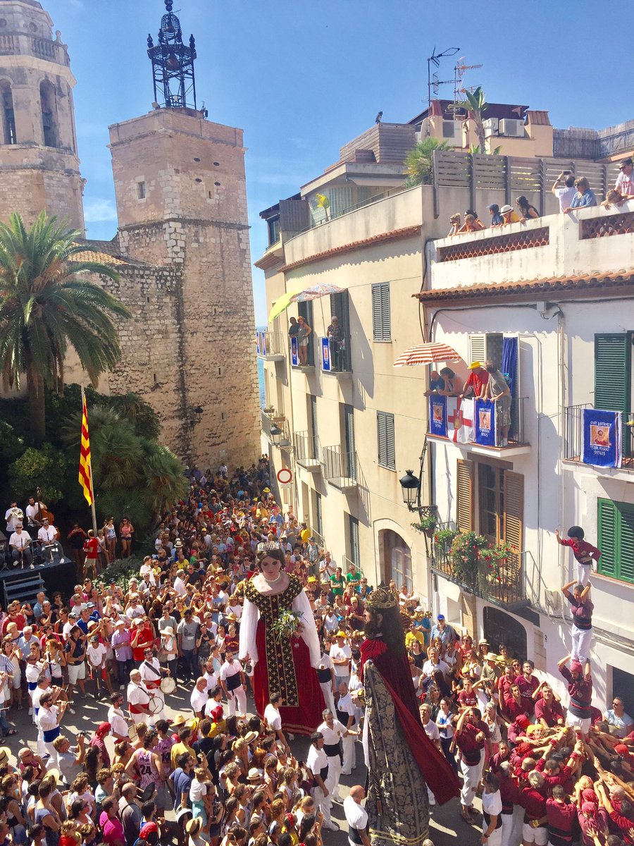 Solemne ofici i processó en honor a #SantaTecla. Enhorabona a l'<a href="/agrupasitges/">Agrupa Sitges</a> que ha fet l’ofrena amb motiu del seu 40è aniversari. <a href="/fmsitges/">Sitges Festa Major</a> #Sitges2018