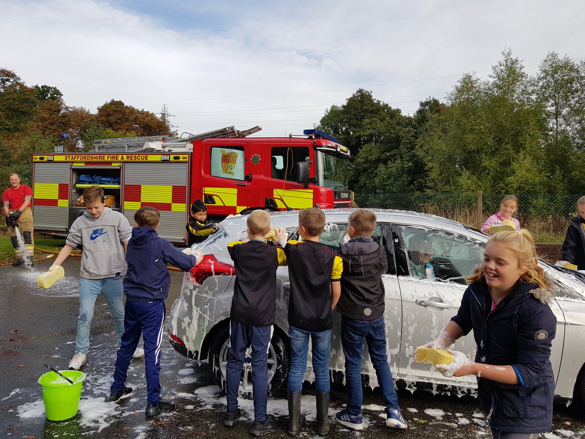 petetweets435's tweet photo. @StaffsFire @HattonUnited @firefighters999 Tutbury car wash in full swing https://t.co/ssQkiDkglf