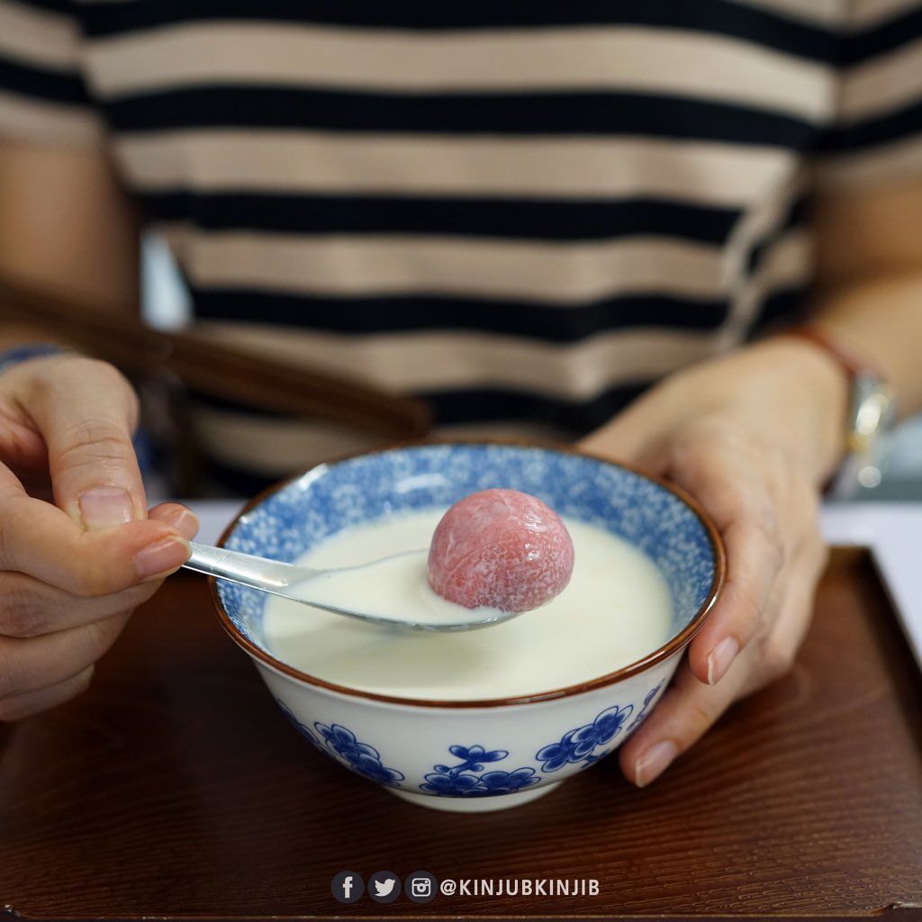 ถิงถิง บิงซูน้ำขิง 🍡🍡อีกร้านบัวลอยสุดฮิต ขนาดมาดึกแล้วคนยังรอคิวเพียบ ชอบตรงมีหลายรสให้เลือก แถมแหวกแนวร้านอื่นตรงมีบัวลอยบิงซูนี่แหละ ใครไม่ชอบน้ำขิงก็กินได้ แนะนำกินแบบนมสดดูนะฮะ เลิฟๆเลย พี่นี่ชอบมั่กๆ
📌พิกัด สาธุประดิษฐ์ 26
<a href="/aroii/">@aroii บอกต่อ</a> #อร่อยไปแดก