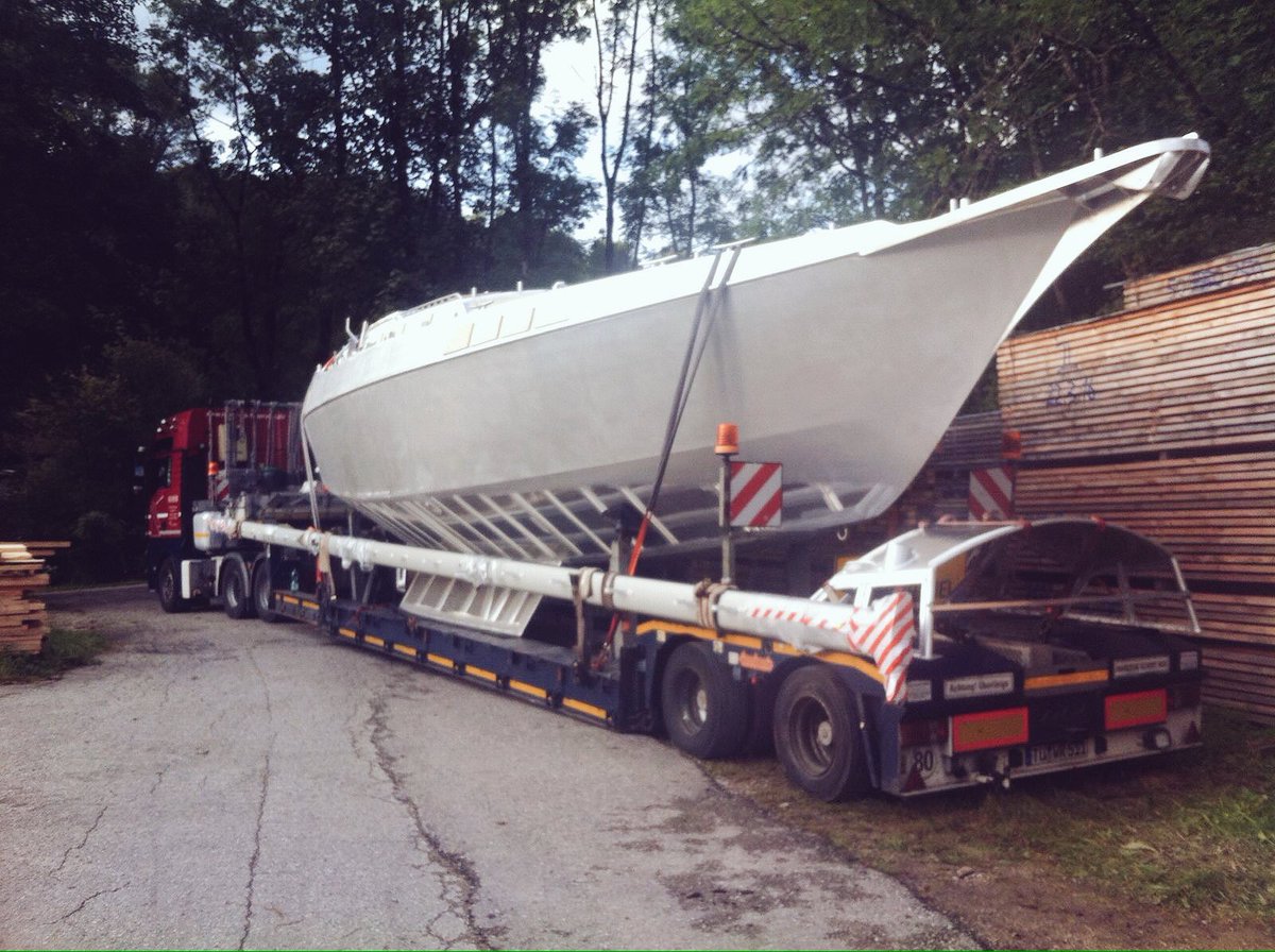 Vor einem Jahr waren die Aluarbeiten in der Werft abgeschlossen und wir durften unseren Rumpf für den Innenausbau in die Schweiz transportieren.