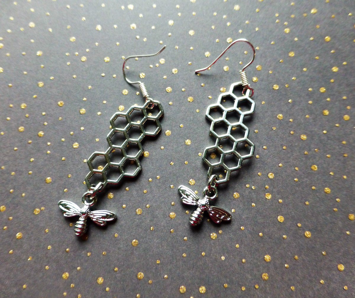 FigaroJewellery's tweet photo. Honeycomb and bee earrings @EtsyUK #craft #handmade https://t.co/v3ZTzXVldm https://t.co/34YdGG8MMg