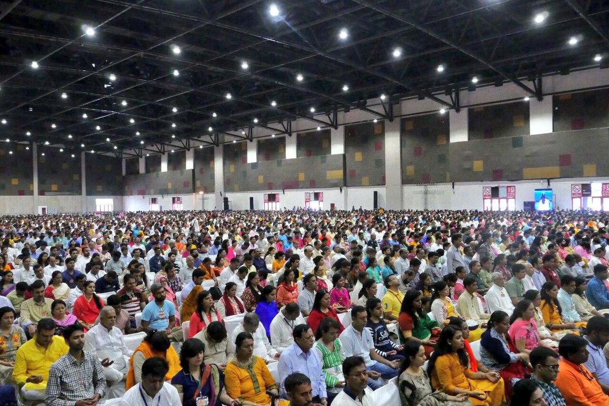 Gurudev's tweet photo. 6,000 meditated and soaked in knowledge during the Unveiling Infinity series of talks on the Vigyan Bhairav scripture in Jaipur, Rajasthan. https://t.co/i1e7tjq0HE