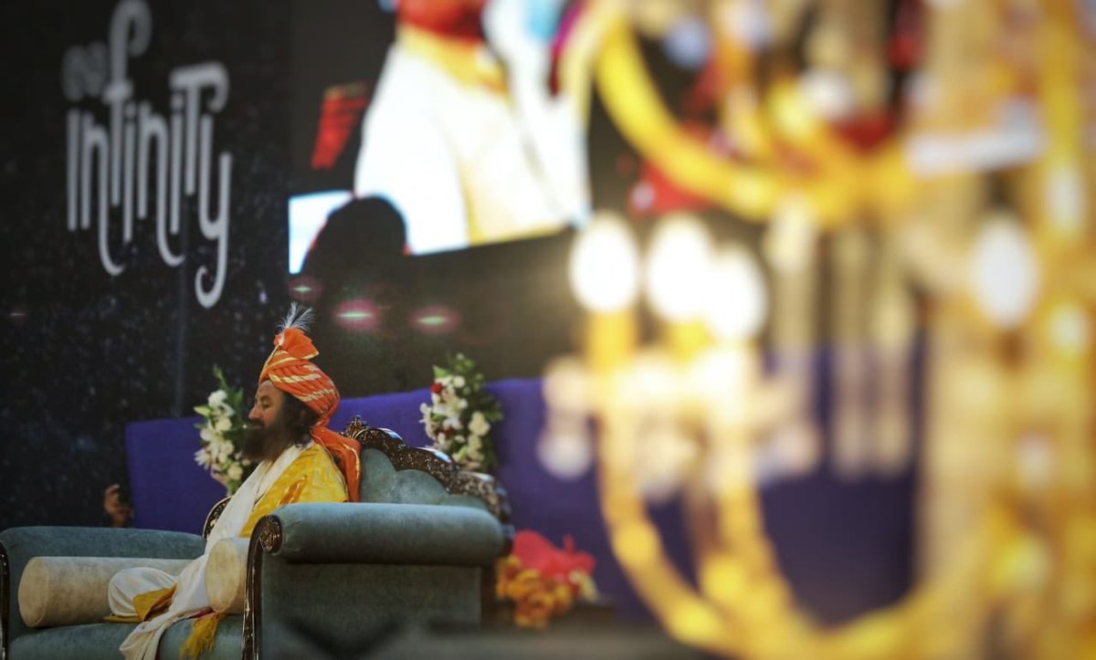 Gurudev's tweet photo. 6,000 meditated and soaked in knowledge during the Unveiling Infinity series of talks on the Vigyan Bhairav scripture in Jaipur, Rajasthan. https://t.co/i1e7tjq0HE